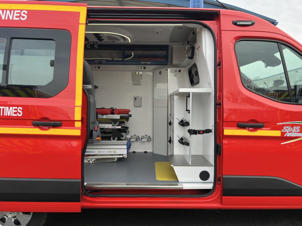 VSAV Renault Master porte latérale droite